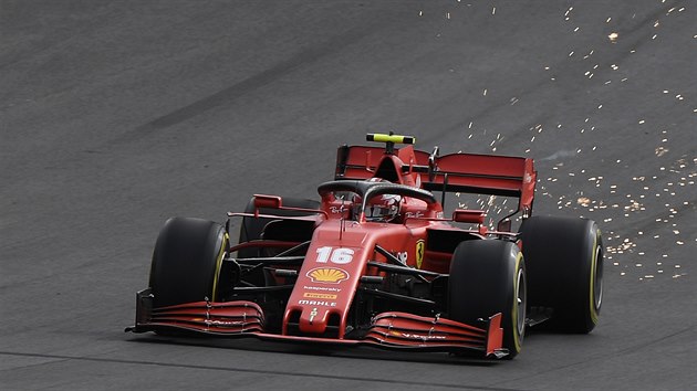 Charles Leclerc se svm ferrari na trati Velk ceny Portugalska