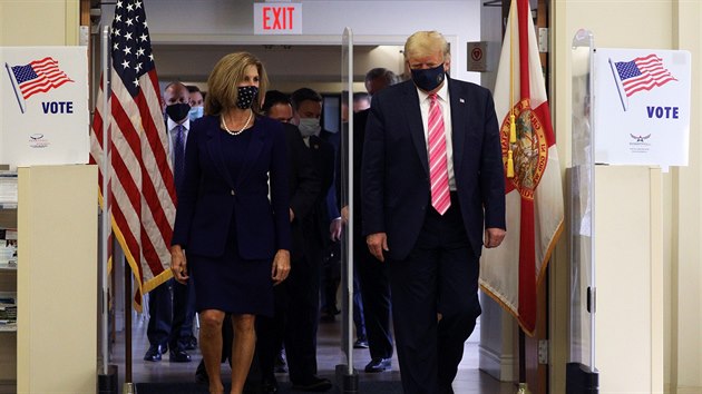Americk prezident Donald Trump u odevzdal svj hlas ve volbch hlavy sttu v knihov msta West Palm Beach na Florid. (24. jna 2020)