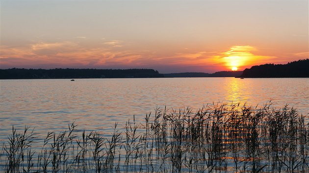 Zpad slunce u Mazurskch jezer.