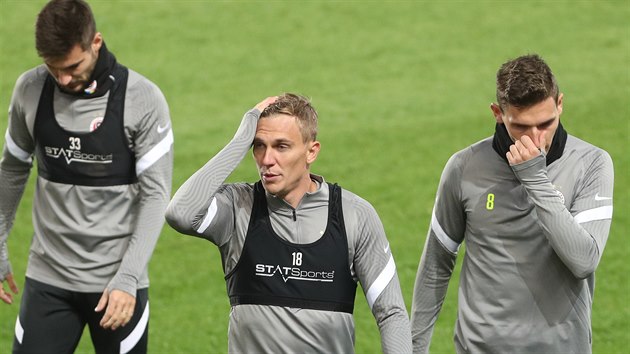 Sparant fotbalist Michal Trvnk (zleva), Boek Dokal a David Pavelka bhem trninku ped utknm s Lille.