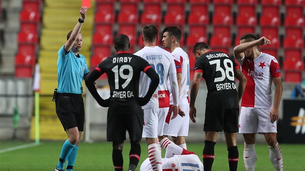 Skotsk sud William Collum vytahuje ervenou kartu pro Karima Bellarabiho z Leverkusenu. Ten  fauloval slvistu Luke Provoda v utkn Evropsk ligy.