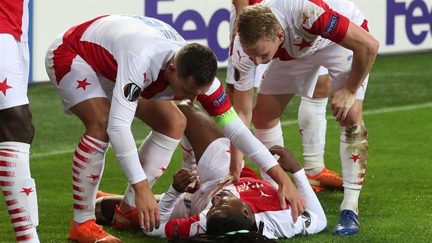 Slvista Peter Olayinka se v lee a zrann v oblieji raduje z glu proti Leverkusenu v utkn Evropsk ligy.