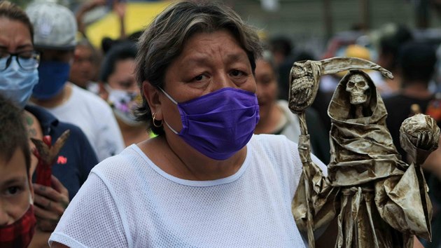 Mexian se modl ped kostrou v enskch atech. V dob pandemie covidu-19 tak pros Nai pan Svatou Smrt (Santa Muerte), aby je ochrnila ped koronavirem. (1. z 2020)