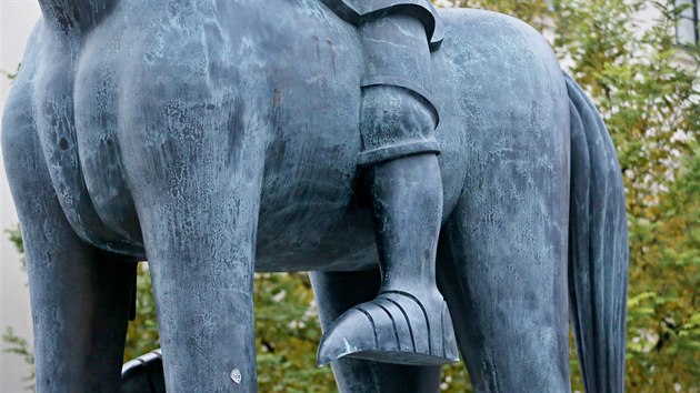 Také nohy Jošta jsou zapuštěné do koňského trupu, aby nebyla narušena celistvost sochy.