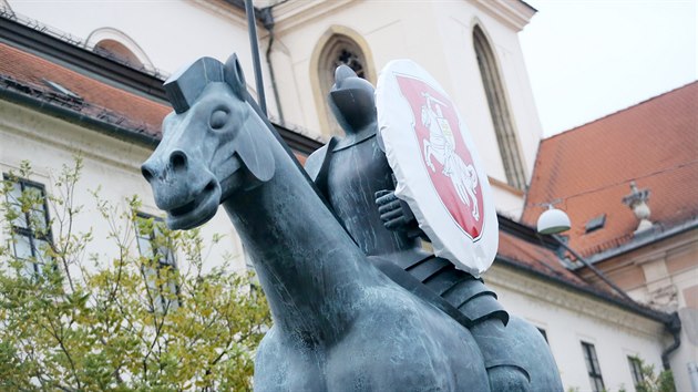 Jezdcův štít slouží jako místo pro transparenty nebo symboly. Od srpna ho aktuálně pokrývá vlajka Běloruska na znamení protestů proti totalitnímu režimu tamního prezidenta Alexandra Lukašenka.