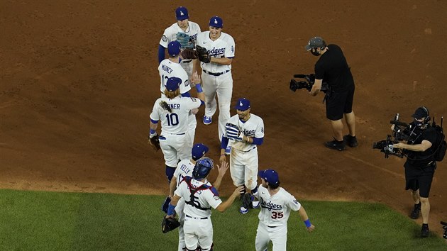 Baseballist Los Angeles Dodgers slav vtzstv v prvnm utkn Svtov srie.