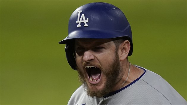 Max Muncy z Los Angeles Dodgers se raduje bhem tvrtho zpasu s Tampa Bay Rays.