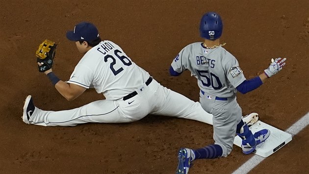 Ji-Man Choi z Tampa Bay Rays uhjil prvn metu ped Mookiem Bettsem z Los Angeles Dodgers.