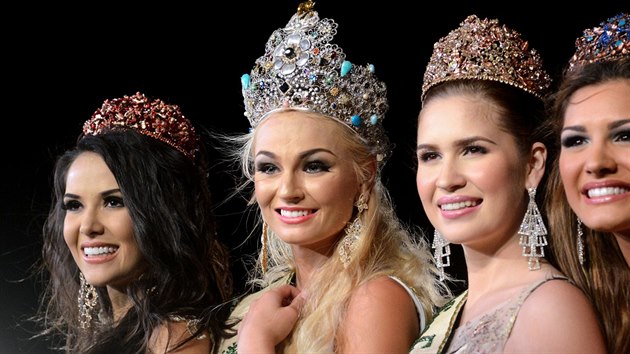 Miss Fire Camila Brantov, Miss Earth 2012 Tereza Fajksov, Miss Air Stephany Stefanowitzov a Miss Water Osmariel Villalobosov (Manila, 24. listopadu 2012)