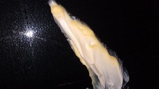 Na sanitku karlovarských záchranářů někdo hodil máslo. Na sanitku karlovarských záchranářů někdo hodil máslo.