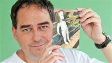 Milan Hloušek se svou básnickou prvotinou Půlnoc ve skladu básní. Milan Hloušek se svou básnickou prvotinou Půlnoc ve skladu básní.