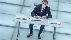 Zástupci vítězných Starostů pro Liberecký kraj, Pirátů a ODS podepsali koaliční... Zástupci vítězných Starostů pro Liberecký kraj, Pirátů a ODS podepsali koaliční...