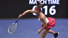 Karolína Muchová v utkání proti Elise Mertensové z Belgie.