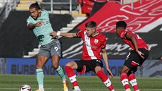 Dominic Calvert-Lewin (Everton) se s míčem vyhýbá Janu Bednarkovi ze... Dominic Calvert-Lewin (Everton) se s míčem vyhýbá Janu Bednarkovi ze...