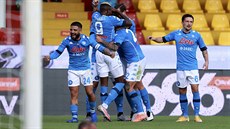 Lorenzo Insigne (vlevo) z Neapole slaví gól proti Beneventu, za které hraje... Lorenzo Insigne (vlevo) z Neapole slaví gól proti Beneventu, za které hraje...