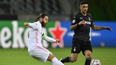 Sergio Ramos (Real) odkopává míč před Larsem Stindlem z Borussie... Sergio Ramos (Real) odkopává míč před Larsem Stindlem z Borussie...