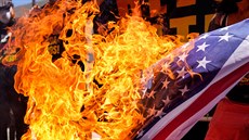 Americká vlajka patří k těm, které jsou ve světě páleny nejčastěji. Odpovídá to... Americká vlajka patří k těm, které jsou ve světě páleny nejčastěji. Odpovídá to...