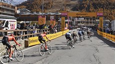 Cyklisté projídjí vesnicí Sestriere bhem 20. etapy Gira.