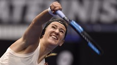 Viktoria Azarenková servíruje v semifinále ostravského turnaje.