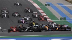 Lewis Hamilton krátce po startu v ele Velké ceny Portugalska