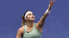 Aryna Sabalenková servíruje ve finále turnaje v Ostrav.