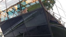 Vandal poničil sklo na nové přístavbě muzea. Vandal poničil sklo na nové přístavbě muzea.