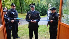 Roman Šípek (na fotografii uprostřed) končí jako ředitel jabloneckých strážníků. Roman Šípek (na fotografii uprostřed) končí jako ředitel jabloneckých strážníků.