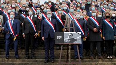 Členové francouzského parlamentu se shromáždili před budovou Národního... Členové francouzského parlamentu se shromáždili před budovou Národního...