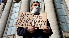 Jeden z účastníků berlínské demonstrace proti vzrůstající diktatuře ze stany... Jeden z účastníků berlínské demonstrace proti vzrůstající diktatuře ze stany...