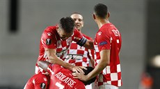 Fotbalisté Beer evy se radují z gólu proti Slavii.