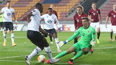 Zákrok sparťanského brankáře Milana Heči proti jedné z příležitostí... Zákrok sparťanského brankáře Milana Heči proti jedné z příležitostí...