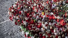 Květiny, svíčky, ale i plyšové hračky nebo fotografie se vzkazem. To vše... Květiny, svíčky, ale i plyšové hračky nebo fotografie se vzkazem. To vše...