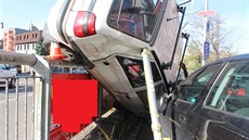 Škoda Felicia skončila po nehodě v Třinci na zábradlí. (22. října 2020) Škoda Felicia skončila po nehodě v Třinci na zábradlí. (22. října 2020)