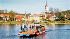 Končí duben a lidé v rouškách míří přívozem do Frymburka. Sezona na Lipně začíná Končí duben a lidé v rouškách míří přívozem do Frymburka. Sezona na Lipně začíná