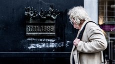Lidé si prohlížejí počmáraný památník 17. listopadu na Národní třídě. (22.... Lidé si prohlížejí počmáraný památník 17. listopadu na Národní třídě. (22....