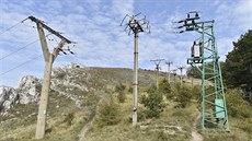 Pod rukama pracovníků postupně zmizí nevzhledná skrumáž elektrických sloupů,... Pod rukama pracovníků postupně zmizí nevzhledná skrumáž elektrických sloupů,...
