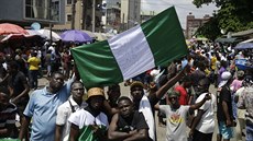 V Nigérii lidé protestovali proti policejní brutalitě. (20. října 2020) V Nigérii lidé protestovali proti policejní brutalitě. (20. října 2020)