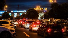 Lidé vzali obchodní centra útokem. Od čtvrtka bude většina obchodů a služeb... Lidé vzali obchodní centra útokem. Od čtvrtka bude většina obchodů a služeb...