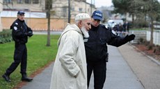Francie vyhostila bosenskou rodinu, která oholila svoji dceři hlavu za to, že... Francie vyhostila bosenskou rodinu, která oholila svoji dceři hlavu za to, že...