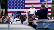 Prezidentský kandidát Joe Biden se svými příznivci.(27. října 2020) Prezidentský kandidát Joe Biden se svými příznivci.(27. října 2020)