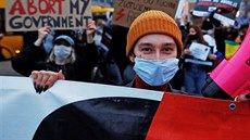 Odpůrci zákazu potratů protestují ve Varšavě. (26. října 2020) Odpůrci zákazu potratů protestují ve Varšavě. (26. října 2020)