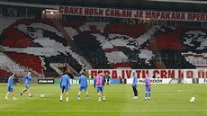 Liberetí fotbalisté se rozcviují ped utkáním Evropské ligy proti Crvene...