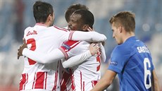 Fotbalisté Crveny zvezdy Blehrad se radují z gólu Bena  v utkání Evropské ligy...