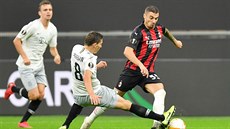 Sparan David Pavelka se snaí zastavit Rade Krunie z AC Milán v zápase...