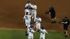 Baseballisté Los Angeles Dodgers slaví vítězství v prvním utkání Světové série. Baseballisté Los Angeles Dodgers slaví vítězství v prvním utkání Světové série.