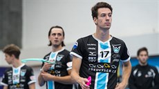 Z ČESKA DO ŠVÉDSKA. Jakub Bína (na snímku) a další čtyři florbalisté Mladé... Z ČESKA DO ŠVÉDSKA. Jakub Bína (na snímku) a další čtyři florbalisté Mladé...