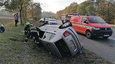 Auto se otočilo na bok po střetu s dodávkou na silnici u Kladna. Auto se otočilo na bok po střetu s dodávkou na silnici u Kladna.