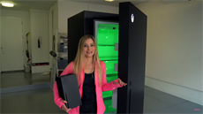 Youtuberka iJustine s ledničkou ve tvaru Xboxu Youtuberka iJustine s ledničkou ve tvaru Xboxu