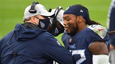 Derrick Henry z Tennessee Titans oslavuje s ofenzivním koordinátorem svého týmu...