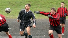 Momentka z roku 2004: Antonín Plachý (v černém) z Krče a Jan Aubrecht (vlevo) a... Momentka z roku 2004: Antonín Plachý (v černém) z Krče a Jan Aubrecht (vlevo) a...